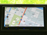地図画面には周辺道路や施設名、現在地の目印が表示され、縮尺も確認できます。行き先までの道順を画面で把握しやすく、初めて訪れる場所への移動にも役立つ装備です。