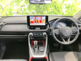 運転席まわりはメーターや中央の画面を確認しやすい配置で、前方の視界も広々。シートと手の届きやすい空間が、毎日の運転を快適に支えてくれます。