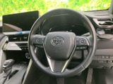 手元に各種スイッチが配置され、運転姿勢を保ちながら必要な操作を行いやすい構成です。握りやすい形状で、日々の運転時にも扱いやすさを感じていただけます。