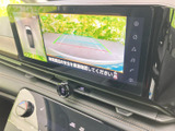 後方の映像にガイドラインが表示され、駐車時に車両後方の状況を確認しやすい装備です。周囲を目視で確かめながら、バックでの駐車をサポートします。
