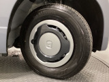 純正スチールホイールには専用ホイールトリム(カバー)を装着しております。足元を引き立てます。