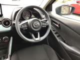 ドライバーが心に余裕をもって運転に集中できること、助手席や後席からもすっきりと前を見通せる空間の起点となり、全員が安心してドライブを楽しめることをモットーにシンプルなレイアウトとなっています。