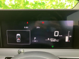 速度やシフト位置、航続可能距離などを一画面で確認でき、運転に必要な情報を見渡しやすい表示です。車両の状態を目で追いやすく、日々の運転をサポートしてくれます。