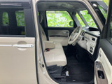 明るい色合いのシートと、ゆとりを感じる前席まわりで落ち着いて過ごせます。運転席から前方を見渡しやすく、ドアを開けた際も乗り降りの動線が確保されています。