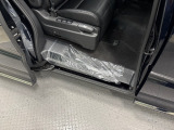 雨の日は中古車は選びにくいですよね。でも当店なら安心です。電話予約を頂ければ屋根下へ移動させて頂きます。雨でもじっくりご検討いただけます。