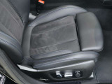 身体をしっかり支えながら長時間のドライブでも快適に過ごせるBMWのシート。素材の質感やステッチ細部まで丁寧に仕上げられたデザインが室内に上質な雰囲気を齎します。乗る度に心地良さを感じられるシートです。