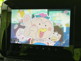 テレビ映像を画面に表示でき、停車中の待ち時間などに番組を視聴できます。車内で過ごす時間の楽しみを広げる装備です。視聴は停車中にお楽しみください。