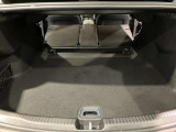 トランク容量は同一他社車両より広く、旅行やゴルフ等様々な場面で役立ちます。
