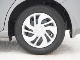◆純正ホイール装着車◆シンプルなデザインのホイールキャップ付きです。