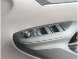 パワーウィンドウのスイッチです。車種によっては鍵のロック・アンロックに連動してミラーが開閉する「オートリトラクタブルミラー」も装備!