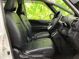 前席はゆったりとした座面とヘッドレストを備え、運転席・助手席それぞれで落ち着いて過ごせる空間です。窓からの視界も確保され、乗り込んだ際に周囲を見渡しやすい室内となっています。