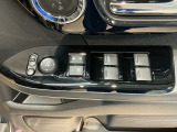 電動格納式リモコンドアミラーと、パワーウィンドウスイッチ等は運転席ドアにあります。