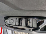 パワーウィンドウのスイッチですよ。運転席に居ながら窓を開け閉めのコントロールできます。