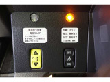 ボタン一つでニールダウンしてゆるやかなスロープに!車いすの乗り込みもラクラクです。