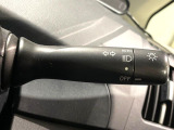 【オートエアコン】一度お好みの温度に設定すれば、車内の温度を検知し風量や温度を自動で調整。暑い&hellip;寒い&hellip;と何度もスイッチ操作をする必要はありません。快適な車内空間には必須の機能ですね♪