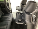 運転席・助手席の背もたれには、2列目シート用にカップホルダー付きの「格納式のシートバックテーブル」を装備しています。休憩時のちょっとした時間などカップを置いたり、小物置きに使えて便利です。