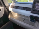 入れるものを限定せず、気軽に使える助手席前のトレー。走行中も落ちにくい形になっていてとても便利です。