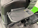 飲み物や食べ物を気軽に置けるテーブルを、運転席と助手席の背もたれにご用意。車内の休憩も快適です!