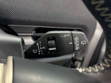 MINIの運転席操作部は、中央に構えるディスプレイが最大の特徴です。航空機を思わせるトグルスイッチなど、直感的で遊び心のあるメカニカルな操作感が、ゴーカートのような走りの高揚感を高めます。