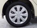 ホイールは車のデザインにマッチした専用タイプです。