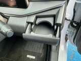 運転席・助手席にドリンクホルダーが付いてとっても便利です。