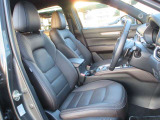 正しい姿勢で運転できるように体幹の腰部をしっかりささえるようデザインされているシートです。素材、シート形状を研究することでフィット感を高めつつ、優れた快適性を実現しています。