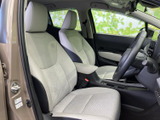 明るい色調のシートと落ち着いた内装色が調和し、運転席まわりに清潔感をもたらします。座面や背もたれにはゆとりが感じられ、視界も開けた印象。毎日の移動を心地よく過ごせそうです。