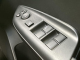 ドア側に窓の開閉スイッチやミラー調整部が集まり、運転席から手を伸ばして操作しやすい配置です。各スイッチの位置が見分けやすく、日常の乗り降りにも便利にお使いいただけます。