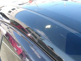 ルーフの運転席側後方にキズがあります。