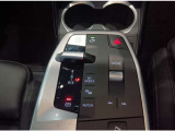 【置き型充電器】置き型充電に対応しております。お持ちの携帯電話が置き型充電器対応でしたら、充電コードの必要なく、すっきりとした車内のまま携帯の充電が可能です。