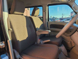 フロントアームレストを装備。長時間の運転時も腕をゆったり預けられ、毎日の業務や移動の快適性向上に貢献します。