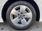 BMWならではの卓越した走りを支えるホイールと足回りです!日本車の走りに慣れている方にもぜひ体感して頂きたいほど、高いレベルでまとまっています!純正16インチアルミホイール。