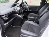 助手席から運転席まで見通しやすい前席空間で、座面には落ち着いた色合いのシートを採用しています。足元にもゆとりがあり、同乗者もくつろげる配置です。