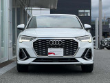 正面からのシルエットは、一目でアウディと判るグリルにシルバーのAudiオーナメントがあしらわれより精悍で力強さをかもしだします。