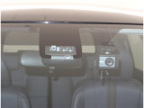 衝突被害軽減機能付きのお車です(^^♪ 安全運転をサポートしてくれるうれしい装備です。機能を正常に作動させるため、フロントガラスはきれいな状態でご使用ください♪