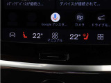 フロントシートには、シートヒーター&シートエアコンに加え、ステアリングホイール・ヒーターも装備。厳寒の地、北欧スウェーデン発祥のブランドならではのアイテムです。シートヒーターは後席にも装備しています。