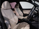 【コックピットシート】BMW車の主役席。車体中央にくる様に配置し車両重心とが一致する事でドライバーと車との一体感あるドライビングを実現。人間工学に基づき形成した形状が長時間のドライブ疲労も軽減します!