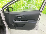 窓から外の様子を確認しやすく、運転席からの乗り降りもスムーズ。肘を置けるアームレストや手の届く位置のスイッチが備わり、乗車中も落ち着いて過ごせます。
