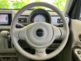 握りやすい形状で手になじみやすく、運転中も前方に視線を保ちながら扱いやすい位置に備わっています。メーターや空調の表示も周囲にまとまり、運転席で必要な情報を確認しやすい配置です。
