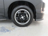 装着タイヤサイズは、155/80R14です。アルミホイールを装着しております。