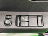 運転席側に電動格納式ドアミラースイッチとパワーウインドウスイッチが集約されています。