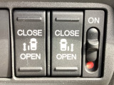 【両側パワースライドドア】両側がパワースライドドアになっており、運転席のスイッチやスマートキーでも開閉が可能です!開口部も広いので乗り降りも楽々♪