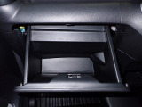 大型のグローBOXが装備されています。よく使うアイテムの収納に便利です、欲しい時にすぐに取り出せます♪
