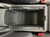 肘掛け下の便利な小物入れ。取り外し可能な小トレイつき