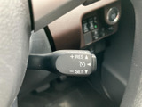 手元で設定を確認できるスイッチを備え、運転中も視線移動を抑えて操作しやすい配置です。表示が見やすくまとめられており、日常の運転をサポートする装備です。
