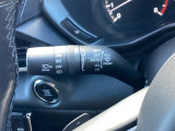 レバーをAUTOの位置にしているとき、レインセンサーが雨を感知すると、雨量に応じてワイパーが自動で作動してくれるオートワイパーを装備!設定変更で非作動にすると、間欠作動に固定されます。