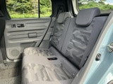 後席は左右にヘッドレストを備え、座面と背もたれには柄入りの生地を採用した落ち着いた雰囲気です。窓から外を眺められ、同乗者もくつろぎやすい空間です。