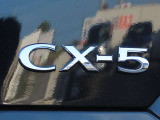 【CX-5】上質感と精悍さを兼ね備え、ワイド感を強調した意匠。オールラウンドな機能美と品格、洗練されたデザイン。