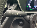 レバー上の表示が見やすく、運転席から操作内容を確認しやすい設計です。天候の変化に応じて手元で扱う装備として、日常の運転時に使いやすさを感じられるポイントです。