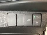ハンドルの右側にHondaセンシング用のVSA解除スイッチとパワーテールゲートスイッチがついています。パワーテールゲートスイッチは車内からでもテールゲートの開け閉めを電動でできます。